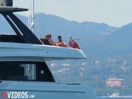 Coppia spiata mentre fanno sesso in barca - Dialoghi Italiani