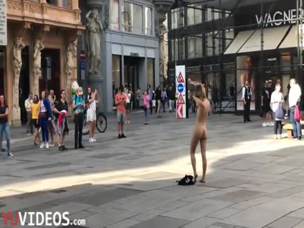 Ania si spoglia nuda in piazza davanti alla gente