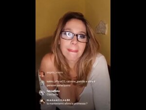 Milf Italiana in diretta su Instagram mostra le tette