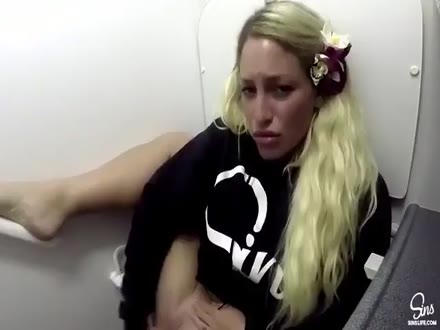 Biondina sexy si masturba nel bagno dell'aereo