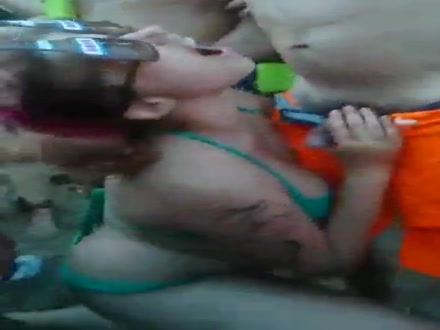 Pompino latina ad una festa in bikini