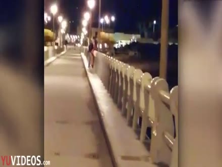 Coppia filmata mentre scopano sul pontile a Forte dei Marmi