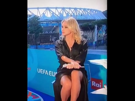Paola Ferrari senza mutandine all'Euro 2020