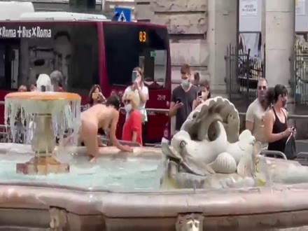 Si tuffa nuda nella fontana in piazza Colonna Montecitorio