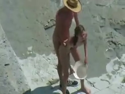 Sveltina in spiaggia - Spy Video Genova