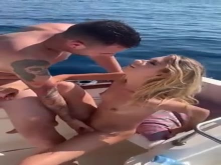 Se la portano in barca e la fanno squirtare