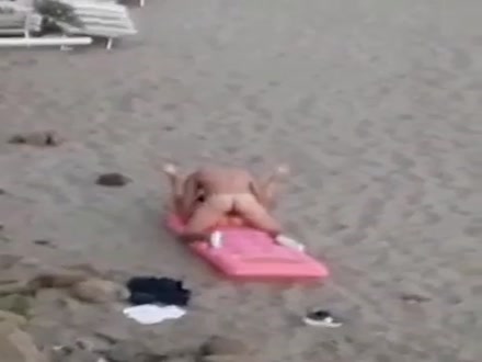 Coppia spiata in spiaggia a Palermo