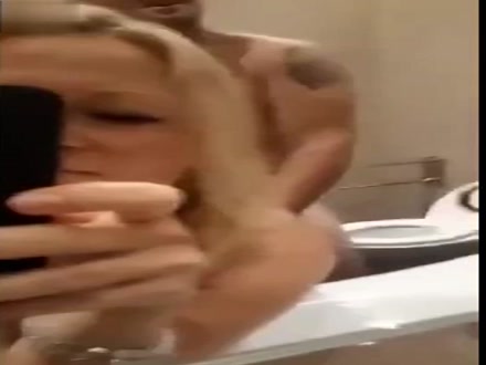 Sesso con bionda in bagno