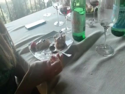 Ragazza italiana si tocca la figa al ristorante