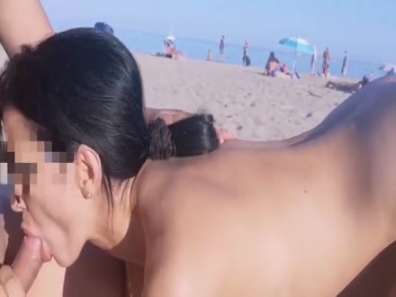 Fanno sesso in spiaggia davanti alla gente