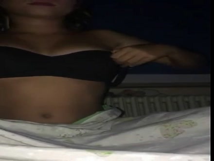 Si leva il reggiseno col papà che guarda la TV