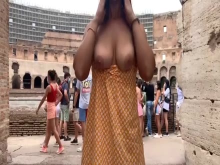 Esce le tette dentro al Colosseo