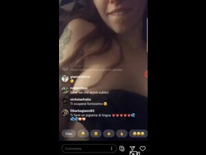 19enne fa una live IG in cui parla e gode nuda