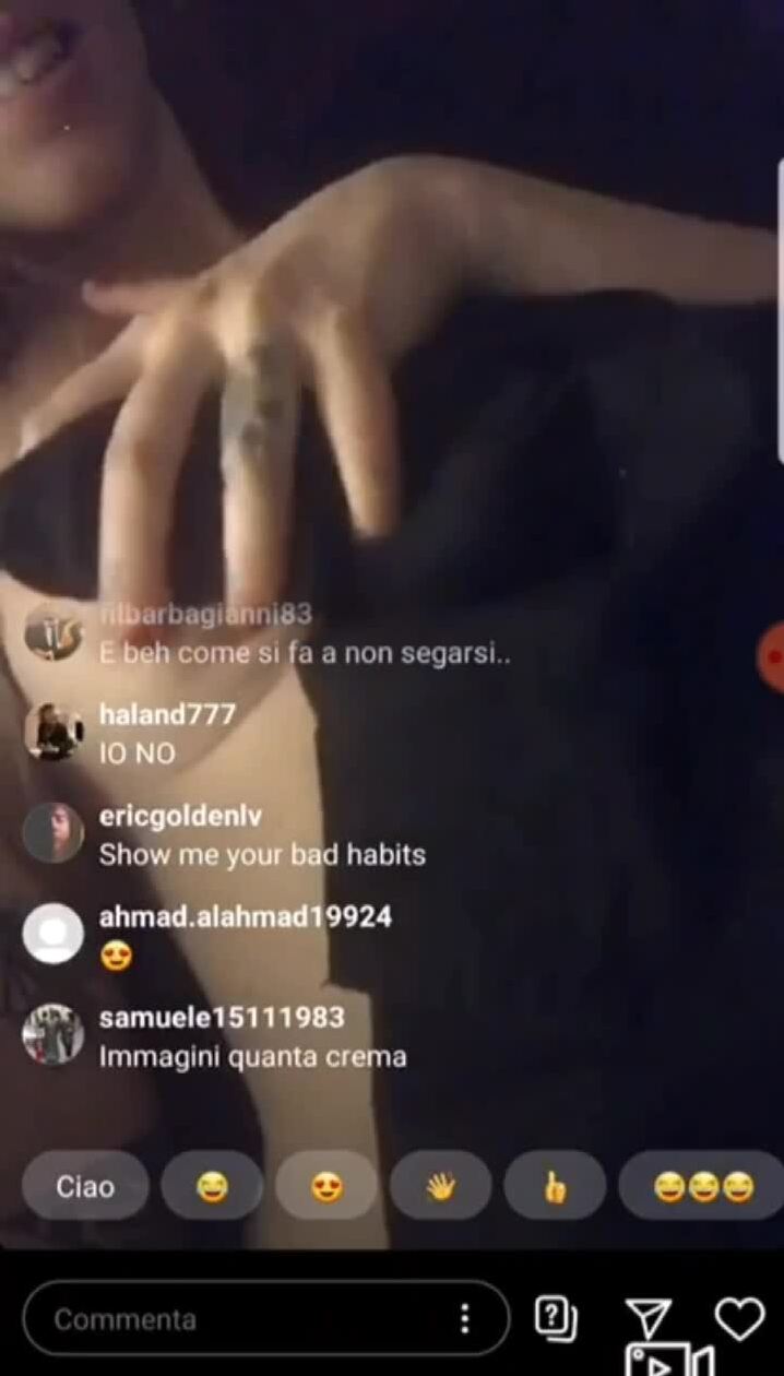 19enne fa una live IG in cui parla e gode nuda - Video e Film Porno  Italiani Amatoriali Gratis - YuVideos