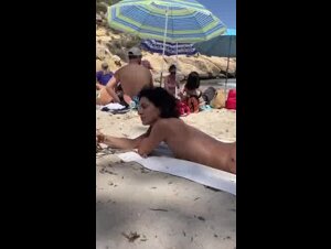Troia italiana si abbronza nuda in spiaggia
