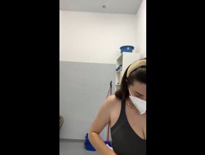 Infermiera italiana si mostra nuda all'ospedale