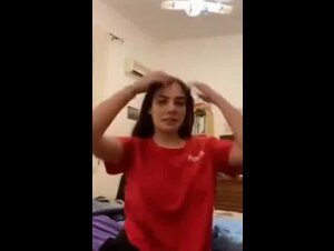 Studentessa italiana perde la scommessa esce le tette