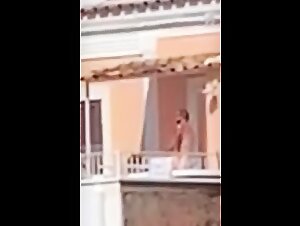 Coppia spiata mentre fanno sesso sul terrazzo