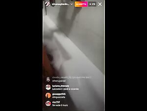 Napoletana Silvana in bagno con amica diretta lesbo IG