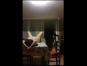 Il portapizze trova la ragazza nuda a gambe aperte sul tavolo
