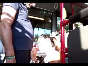 Pompino all'autista dell'autobus ragazza italiana