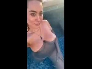 Paola Saulino nuda in piscina