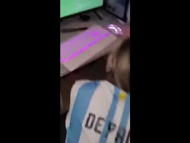 Partita del mondiale monta la moglie con la maglia dell'Argentina