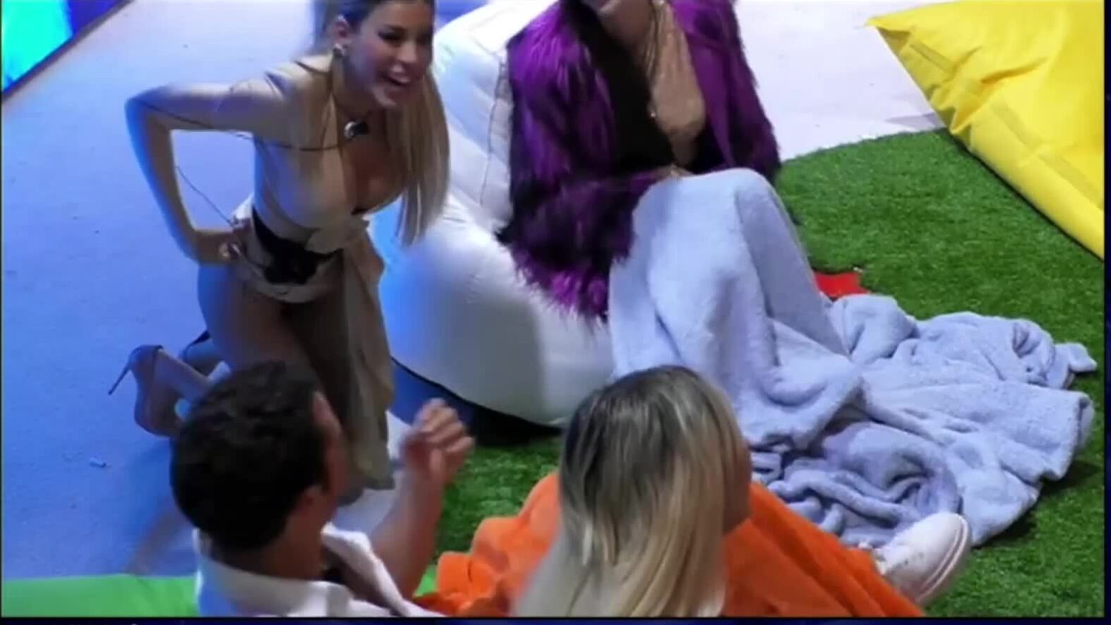 Oriana Marzoli ubiraca col culo di fuori a capodanno al GFVIP - YuVideos –  Video e Film Porno Italiani Amatoriali Gratis