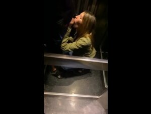 Fidanzata pompino in ascensore
