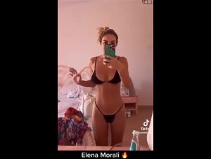 Elena Morali si fa vedere in bikini
