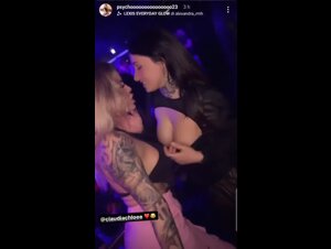 Amiche italiane escono le tette in discoteca