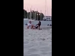 Coppia fa sesso in spiaggia