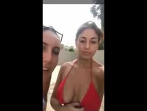 Ragazze italiane in live in piscina VID 1