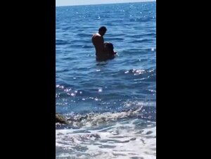 Si filmano al mare mentre la tipa gli fa un pompino