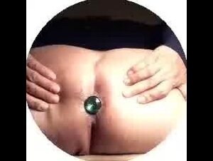 Bbw butta fuori dal culo un plug anale