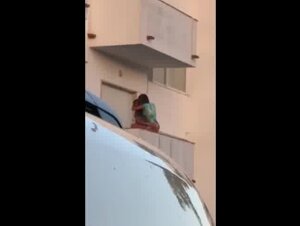 Fidanzata spiata a fare sesso sul terrazzo