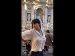 Martina senza reggiseno in piazza