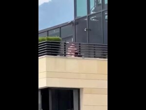 Manager di una modella Onlyfans beccato a scoparsela sul terrazzo