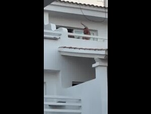 Ragazze escono le tette sul terrazzo