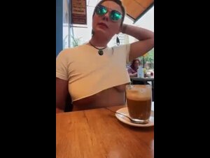 Al bar senza reggiseno si vede il sottotetta