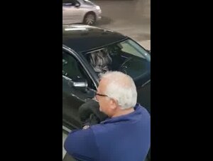 Porca italiana si masturba in auto con due uomini che la guardano