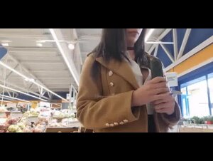 Moglie italiana seduce un ragazzo al supermercato