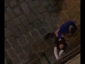 Coppia studenti italiani ubriachi beccati a scopare in strada - Il proprietario incazzatissimo