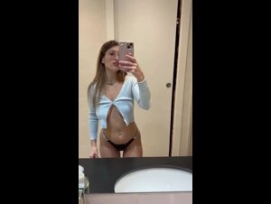 Sex worker selfie allo specchio