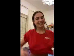 Studentessa italiana si toglie la maglietta per scommessa