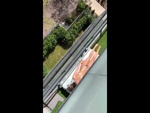Spiando la vicina del piano di sotto