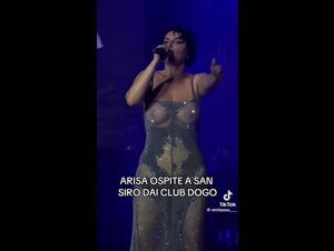 Arisa a San Siro canta coi capezzoli a vista