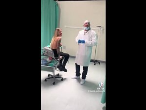Lucrezia la tettona nuda nel video con Gue Pequeno col seno di fuori a far la diva