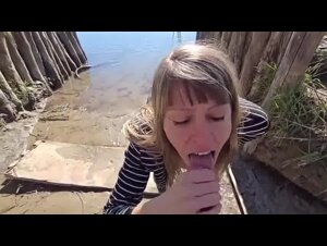 La milf bionda al lago si inginocchia e ingoia lo sperma dopo il pompino