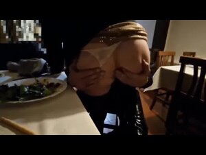 Moglie al ristorante con le tette di fuori mentre lui la palpa